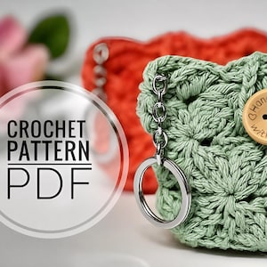 Crochet Coin Purse Keychain, Stitch Mini Wallet, Handmade Card Holder with Wooden Button, English.