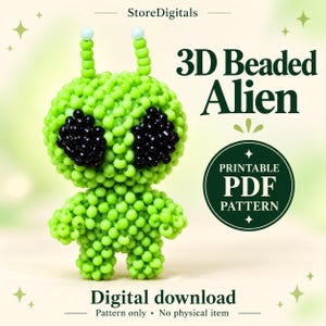 以下が含まれることがあります： 小さなライムグリーンのビーズで作られた3Dビーズのエイリアンのフィギュア。2つの大きな黒いビーズの目と、白いビーズが付いた2本の触角があります。テキストには「StoreDigitals」、「3D Beaded Alien」、「PRINTABLE PDF PATTERN」、「Digital download」、「Pattern only」と書かれています。