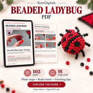 Może przedstawiać: Cyfrowy przewodnik PDF zatytułowany Beaded Ladybug zawierający 102 strony i 91 kart obrazkowych. Przewodnik przedstawia instrukcje fotograficzne krok po kroku tworzenia biedronki z czerwonych i czarnych koralików. Widoczna jest gotowa biedronka.