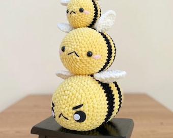 Crochet Giant Bee Amigurumi Plush Set, Kawaii Bumblebee Toy, Handmade Chenille, Gift for Kids.