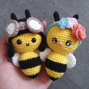 Virkat bimönster PDF, dockhandledning, honungsplysch, blomsterkronalesak, amigurumi för nybörjare.