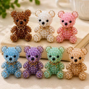 Peut inclure: Un ensemble de sept petites figurines d'ours en peluche fabriquées à partir de minuscules perles translucides marron, blanches, roses, bleues, violettes, vertes et beiges. Chaque ours porte un petit nœud doré au cou et deux yeux en perles noires.