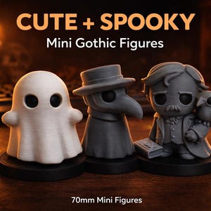 Puede incluir: Tres mini figuras góticas: un fantasma blanco, un médico de la peste gris y un caballero gris con un búho. Las figuras están sobre bases negras. El texto dice "CUTE + SPOOKY" y "Mini Gothic Figures". Las figuras miden 7 cm.
