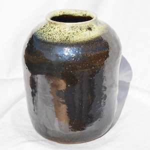 Jarrón verde filtrante / Jarrón de cerámica con textura de esmalte blanco y negro / Cerámica hecha a mano / Cerámica torneada / Regalo único para inauguración de la casa