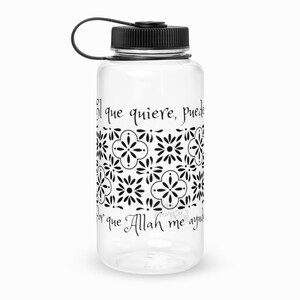May include: A clear plastic water bottle with a black lid and a black carrying handle. The bottle has a black and white floral pattern and the text "El que quiere, puede por que Allah me ayuda".