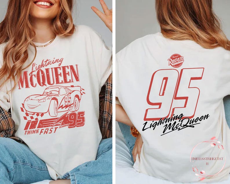 K&ouml;nnte beinhalten: Wei&szlig;es T-Shirt mit einer roten Grafik von Lightning McQueen aus dem Film Cars. Die Grafik enth&auml;lt den Text "Lightning McQueen", "Think Fast" und die Nummer "95".
