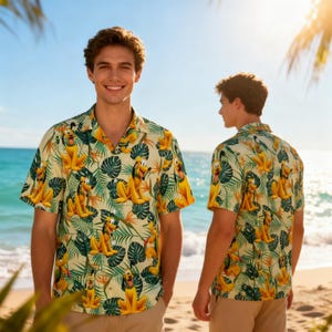 Może przedstawiać: Koszula z krótkim rękawem z powtarzającym się wzorem Pluto, tropikalnych liści i kwiatów. Koszula ma jasnożółte tło z zielonymi, żółtymi i pomarańczowymi akcentami. Koszula jest noszona przez osobę na plaży.