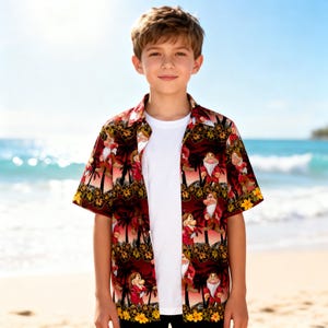 Könnte beinhalten: Ein kurzärmeliges, geknöpftes Hemd mit einem dunkelroten Hintergrund mit Zeichentrickfiguren, Palmen und gelben Blumen. Das Hemd wird über einem weißen T-Shirt getragen. Das Design des Hemdes erinnert an ein Hawaiihemd.