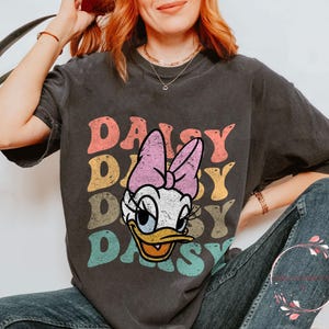 Camisa Daisy Duck Comfort Colors | Camiseta retrô com nome Daisy | Camiseta vintage com personagem Disney | Roupa fofa para viagem à Disney | Camiseta combinando para a família