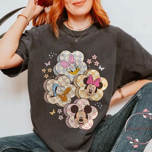 Retro Blumen Disney Shirt | Vintage Mickey Minnie Donald Daisy T-Shirt | Disney Friends Karierte Blumen Shirt | Disneyland Geschenk t-Shirt