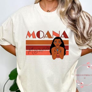 Retro Moana Shirt für Frauen | Vintage Prinzessin Tee | Polynesische Ästhetik | Disney Urlaub T-Shirt | Komfort Farben weiche Geschenkidee