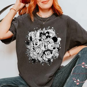 Camiseta floral retro de Mickey Mouse / Camiseta de Disney Mickey y sus amigos / Arte floral en blanco y negro / Estilo de dibujos animados vintage / Camiseta con colores cómodos