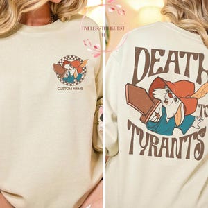 Camiseta personalizada "Muerte a los Tiranos" / Camiseta retro de dibujos animados de doble cara / Gráfico vintage de conejito de protesta / Colores cómodos / Regalo con nombre personalizado