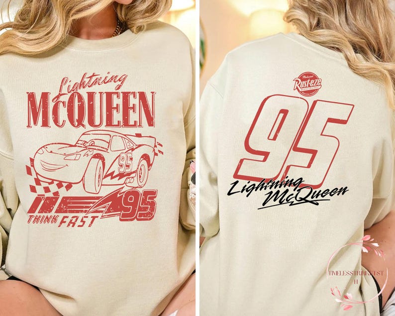 K&ouml;nnte beinhalten: Ein hellbeiger Pullover mit einem roten Aufdruck eines Cartoon-Rennwagens mit dem Text "Lightning McQueen" und "Think Fast" auf der Vorderseite. Die R&uuml;ckseite des Pullovers hat eine gro&szlig;e rote Nummer "95" mit dem Text "Lightning McQueen" darunter.