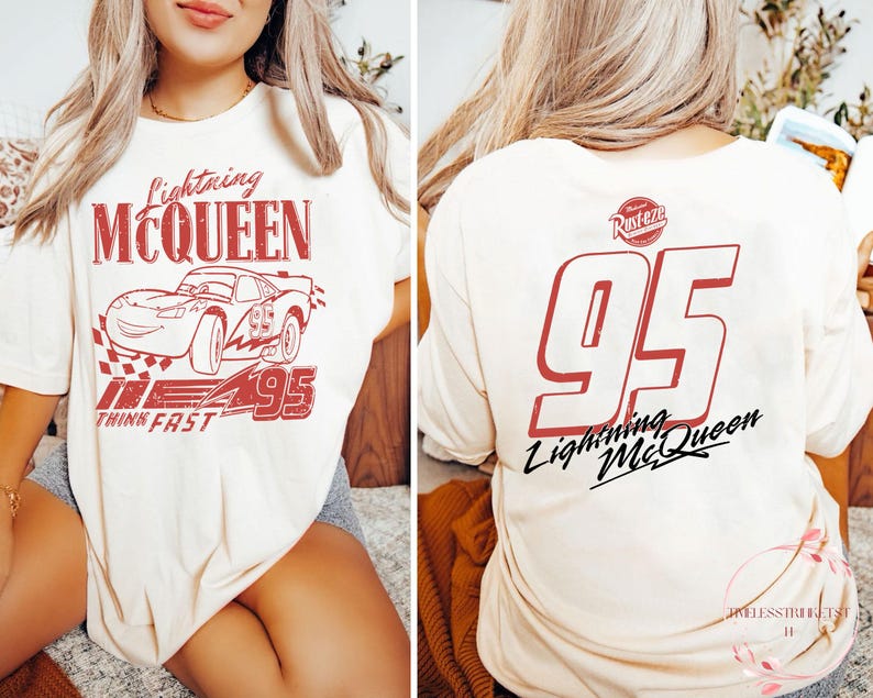 K&ouml;nnte beinhalten: Ein wei&szlig;es T-Shirt mit einer roten Grafik von Lightning McQueen aus dem Disney Pixar Film Cars. Die Grafik enth&auml;lt den Text "Lightning McQueen", "Think Fast" und "95". Die R&uuml;ckseite des Shirts hat eine rote Grafik der Nummer "95" mit dem Text "Lightning McQueen" und dem Rust-eze Logo.