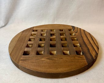 Un soporte o salvamanteles versátil para plantas, diseñado tanto para uso funcional como decorativo.