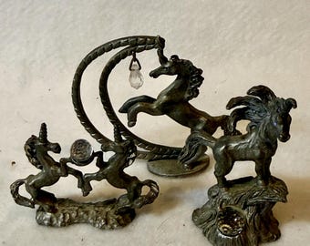Tres unicornios de peltre vintage con detalles de cristal, de la colección Spoontiques.