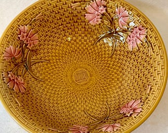 Un plato antiguo de mayólica alemana, producido por Georg Schmider Zell a principios del siglo XX, que presenta una distintiva textura de tejido de cesta.