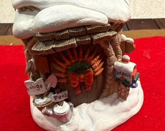 Esta es una figura con bisagra de Winnie the Pooh de la casa de Rabbit de "Navidad en nuestra casa" de Disney.