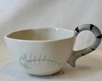 Una taza vintage de Pier 1 Imports con diseño de gato, concretamente un diseño descatalogado marcado con "P1".