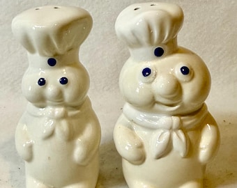 Salero y pimentero de cerámica vintage con forma de muñeco de Pillsbury, de Benjamin & Medwin.