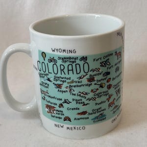 Taza gigante "My Place" con mapa del estado de Colorado, que forma parte de una colección de la marca 222 Fifth.