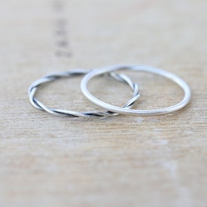Anelli impilabili in argento sterling intrecciati e lisci - Set da 2