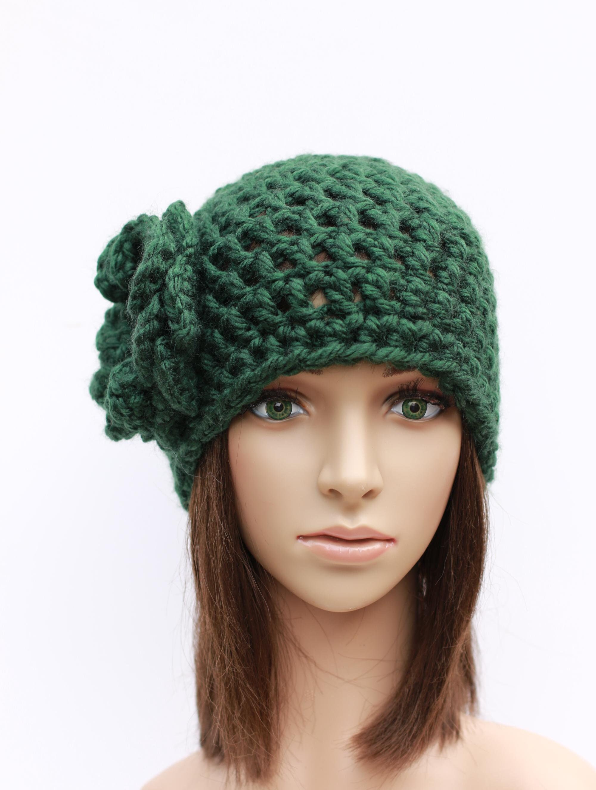 帽子 SIDE STRAP FLOWER KNIT CAP SIDE STRAP FLOWER KNIT CAP 鍵編みのニットキャップ。 耳当ての