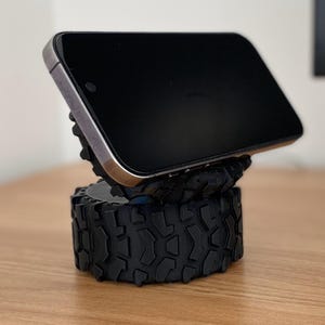 Op Jeep geïnspireerde iPhone MagSafe-telefoonhouder en standaard: stapel modderbanden.