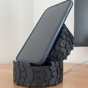 ジープ風の電話スタンド、iPadホルダー、名刺ホルダー - ミニサイズのマッドタイヤスタック