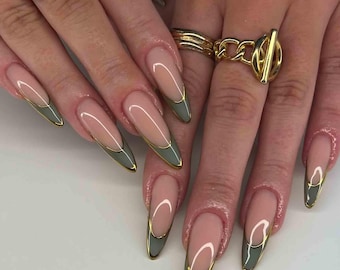 Uñas francesas prensadas a mano / Degradado gris y nude con contorno metálico dorado / Uñas stiletto para un estilo elegante y chic
