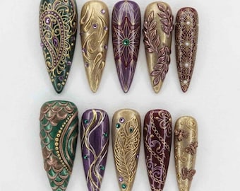 Unghie finte gotiche barocche, unghie con piume, ali, piume, oro e scaglie di drago, set di unghie vintage fatte a mano in stile barocco.