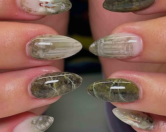 Uñas postizas con paisaje natural hechas a mano / Puente forestal, mármol verde musgo y detalles de cabaña / Uñas almendradas para una atmósfera tranquila y terrosa