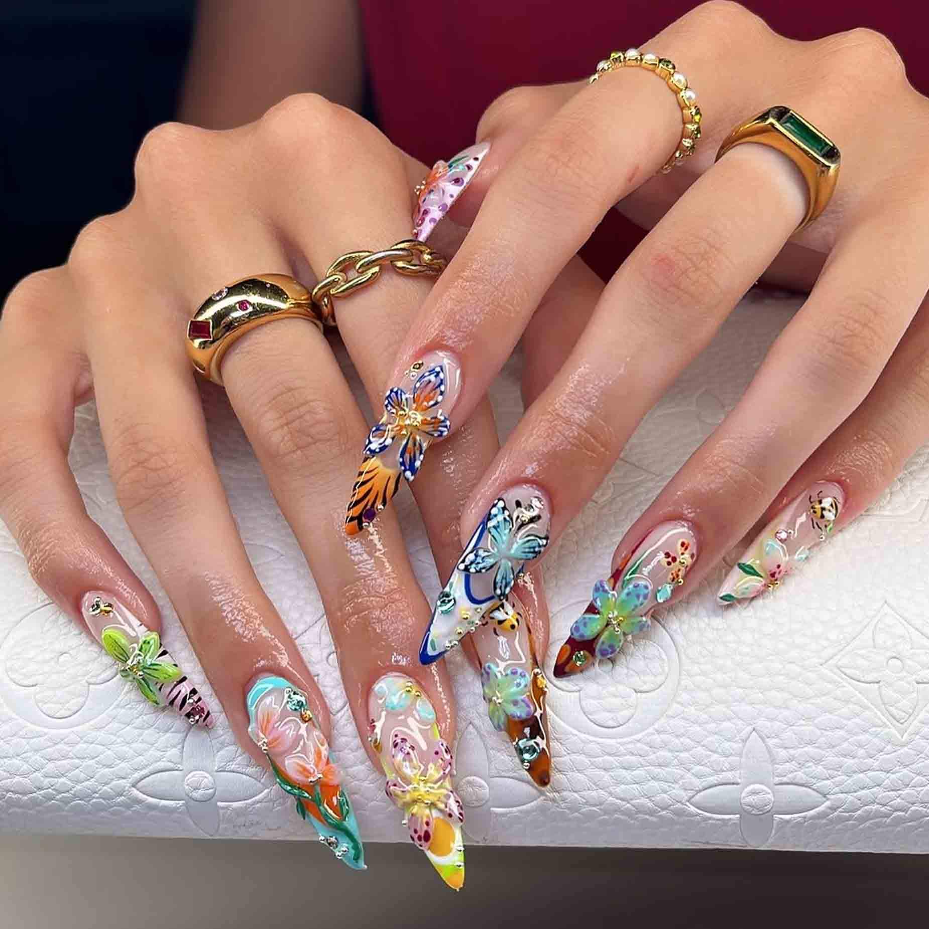 Presse papillon coloré fait main sur les ongles | Décoration d'ongles 3D insecte de jardin avec fleurs et pierres précieuses | Longs ongles stiletto brillants pour les filles d'été