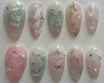 Uñas postizas de hada de gato hechas a mano / Flores rosa pastel, fresas, perlas, detalles de gemas brillantes, uñas almendradas para un estilo caprichoso y soñador