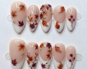 Uñas pintadas a mano con diseño de prensa francesa otoñal / Hojas de otoño, bayas y cuentas doradas / Uñas almendradas para un ambiente acogedor