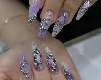 Uñas postizas de galaxia morada hechas a mano / Arte de uñas 3D de luna y planetas plateados / Uñas largas iridiscentes con punta de aguja para un look Spacecore o de fiesta