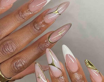 Uñas francesas doradas hechas a mano / Puntas blancas, adornos de estrella y líneas metálicas doradas / Uñas almendradas largas y elegantes para un look formal o de fiesta