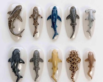 Uñas postizas 3D hechas a mano con diseño de tiburón / Modelos de tiburón realistas, base blanca brillante / Uñas almendradas para un estilo oceánico.