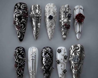 Uñas postizas góticas hechas a mano: espadas plateadas, rosas negras y filigrana barroca. Uñas de aguja para un estilo romántico oscuro. Arte de uñas vanguardista.