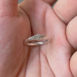 Signetring i sterlingsilver med initialer och graverad bokstav, personlig lillfingring i present