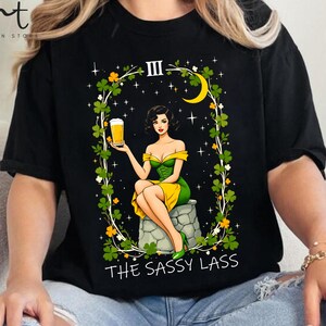 Chemise de carte de tarot The Sassy Lass personnalisée - t-shirt drôle de la Saint-Patrick - chemise trèfle porte-bonheur - chemise de tarot irlandais - t-shirt rétro trèfle de la Saint-Patrick