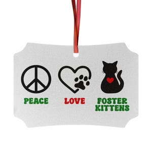 Peut inclure: Ornement argenté avec un ruban rouge pour l'accrocher. L'ornement présente un symbole de paix, un cœur avec une empreinte de patte et un chat noir avec un cœur rouge. Les mots "PEACE", "LOVE" et "FOSTER KITTENS" sont imprimés en dessous.