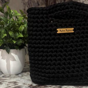 Bolsa de crochê mini essencial, clássica, preta, feita à mão, forrada, com estrutura minimalista.