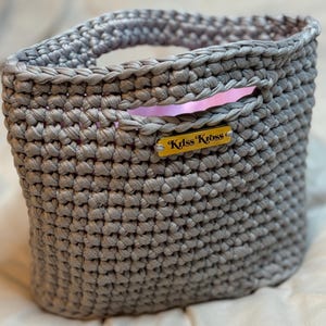 Bolsa Essencial Mini de Crochê Cinza Claro, Feita à Mão, Forrada, Estilo Minimalista e Estruturada