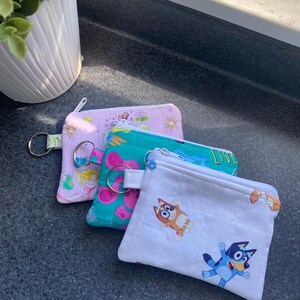Mini billetera con llavero de personajes: compacta y elegante, esencial para todos los días