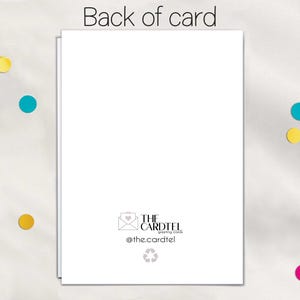 Puede incluir: Una pila de tarjetas de felicitaci&oacute;n blancas con el texto "Back of card" en la parte superior. La parte inferior de la tarjeta presenta el logotipo de "THE CARDTEL" y el s&iacute;mbolo de reciclaje. Puntos de confeti de colores est&aacute;n dispersos alrededor de las tarjetas.