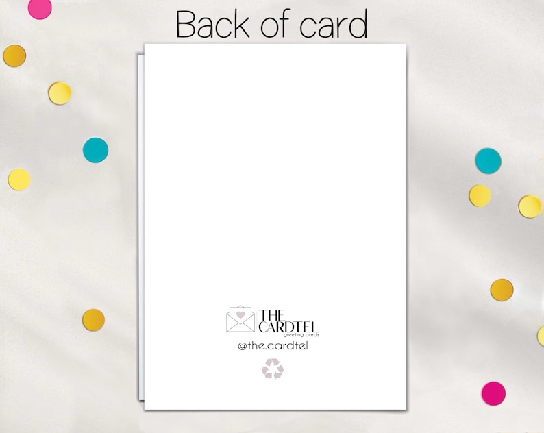 Puede incluir: Una pila de tarjetas de felicitaci&oacute;n blancas con el texto "Back of card" en la parte superior. La parte inferior de la tarjeta presenta el logotipo de "THE CARDTEL" y el s&iacute;mbolo de reciclaje. Puntos de confeti de colores est&aacute;n dispersos alrededor de las tarjetas.