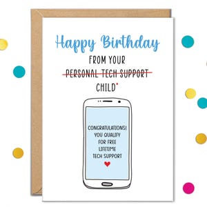 Può includere: Un biglietto di compleanno con sfondo bianco e busta marrone. Il biglietto recita "Happy Birthday FROM YOUR PERSONAL TECH SUPPORT CHILD" con una grafica di smartphone e il testo "CONGRATULATIONS! YOU QUALIFY FOR FREE LIFETIME TECH SUPPORT".