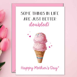 Op de afbeelding: Roze Moederdagkaart met de tekst "SOME THINGS IN LIFE ARE JUST BETTER doubled!" en "Happy Mother's Day". De kaart toont een illustratie van een ijshoorntje met twee bollen en hagelslag.